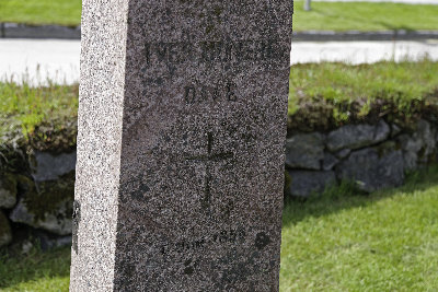 Bautaen for Iver Munthe Daae på Lyngdal kirkegård.